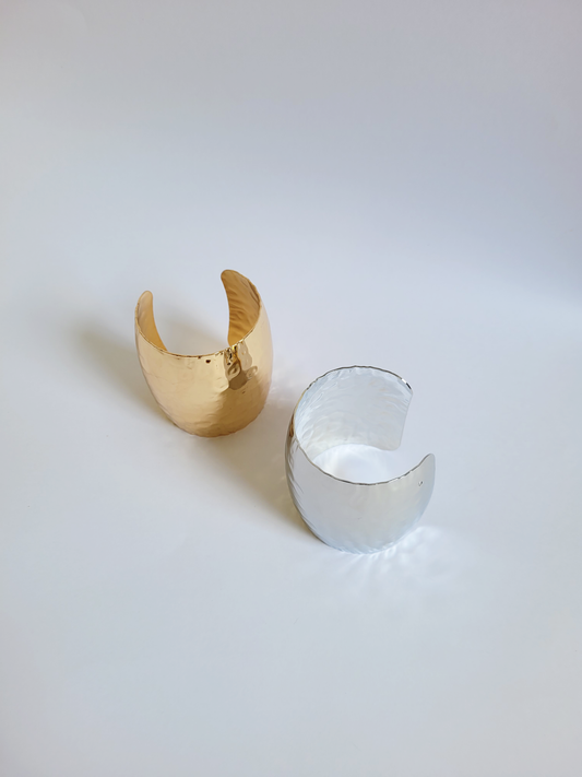 bracelete bold martelado dourado