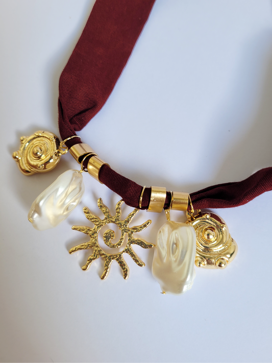 colar penduricalhos marsala