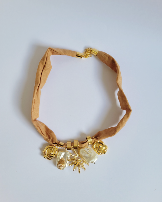 colar penduricalhos areia