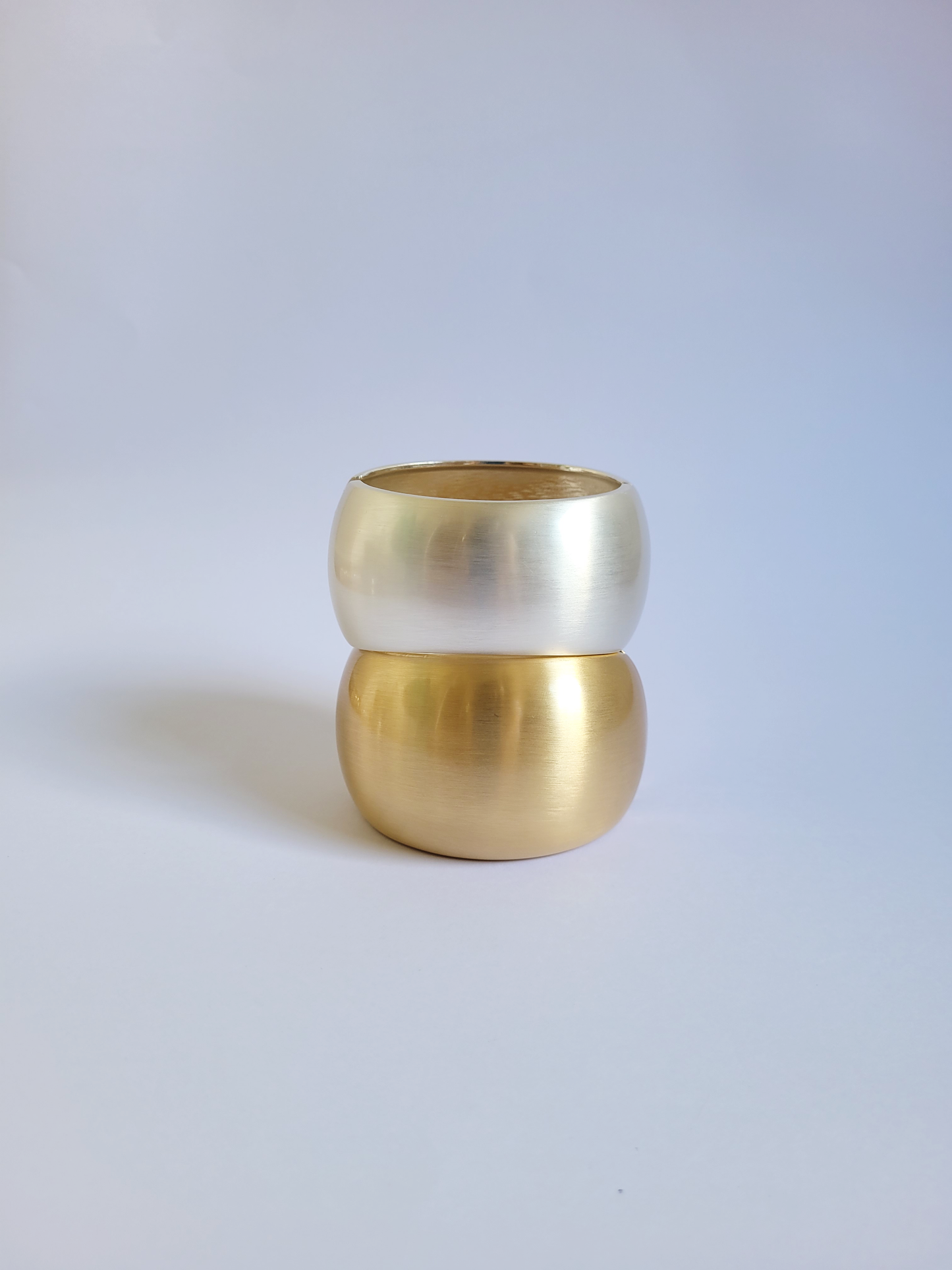 bracelete abaulado escovado dourado