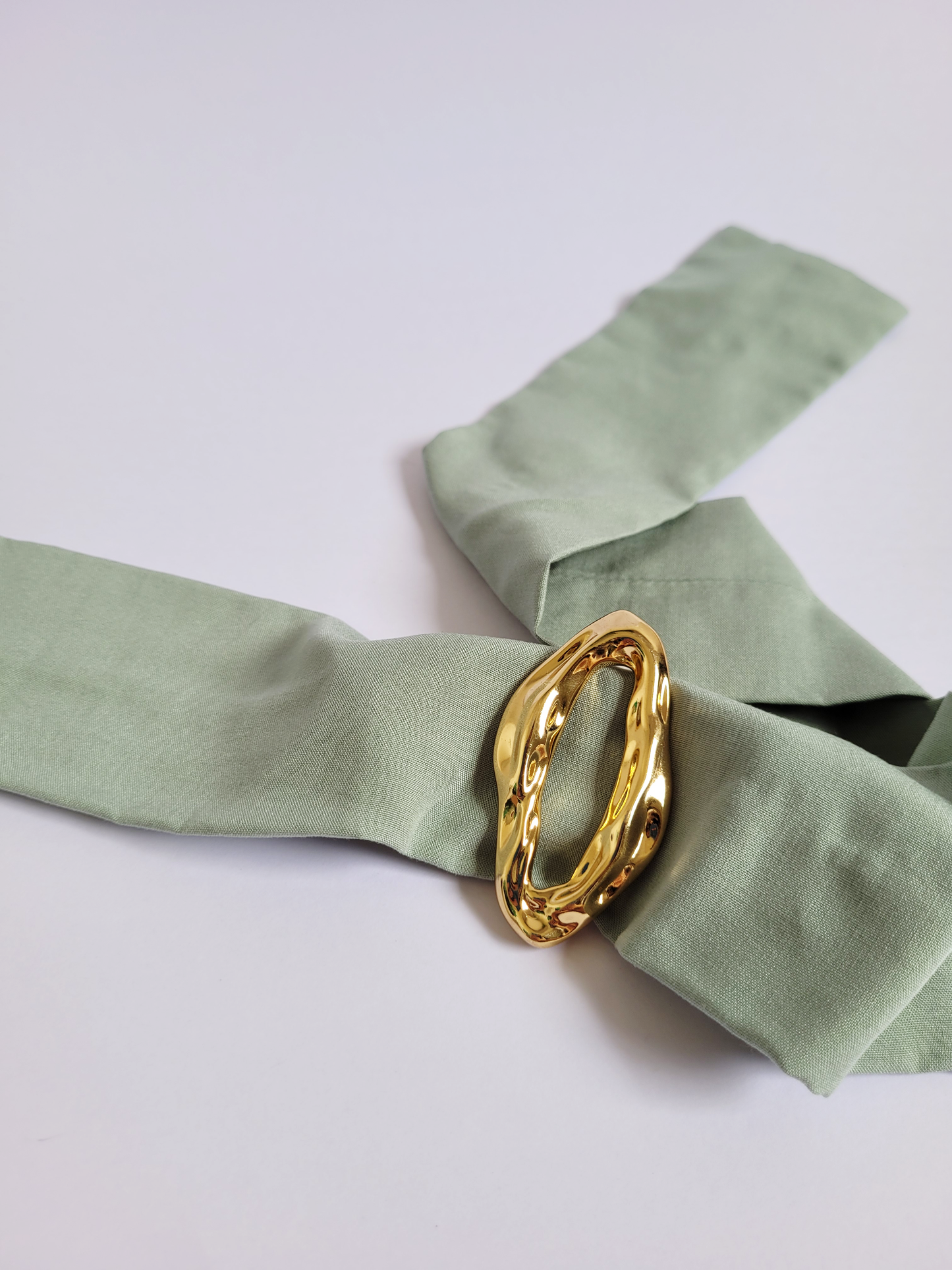 colar lenço orgânico verdinho com dourado