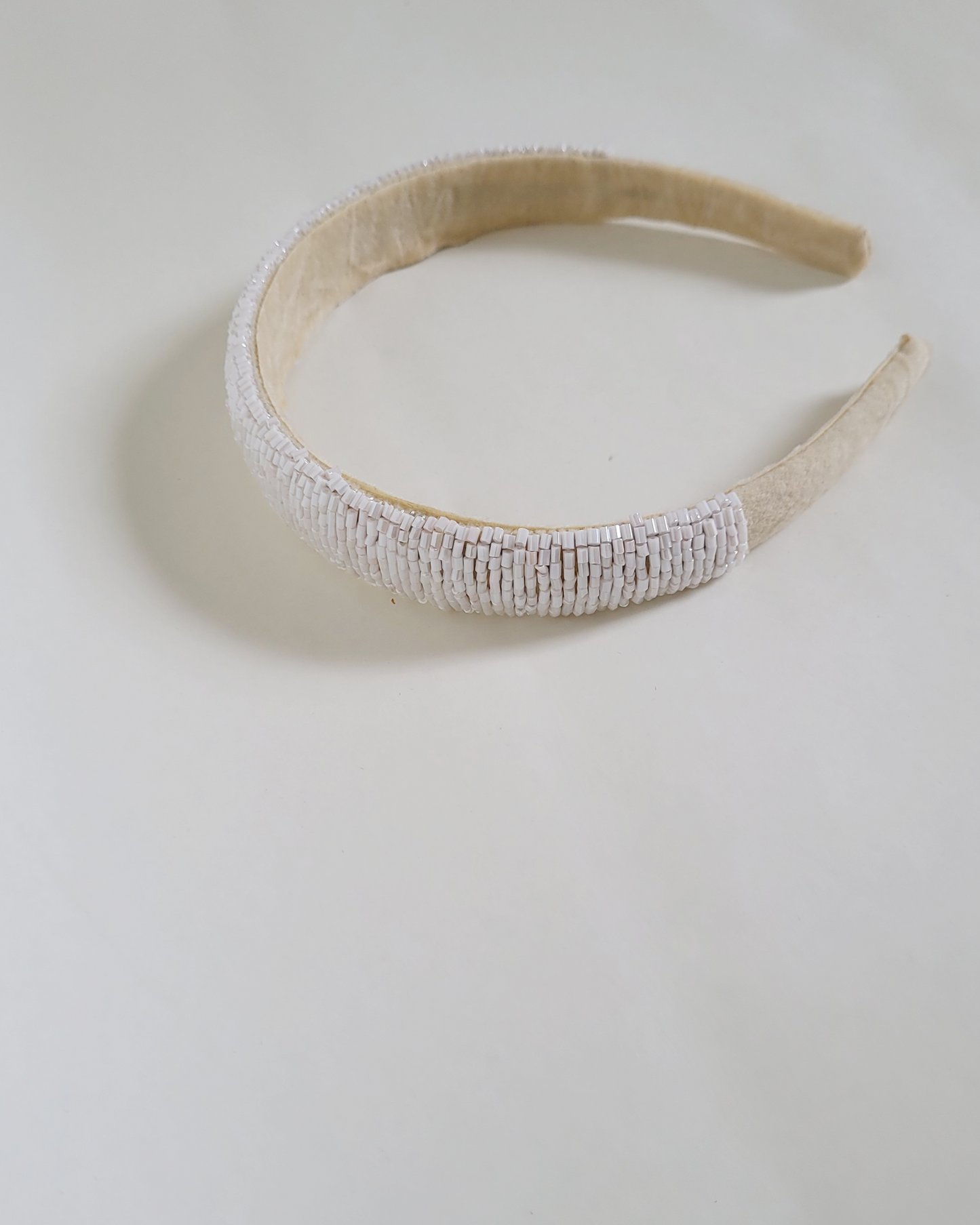 arco bordado miçangas branco