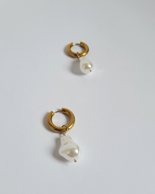 argola pérola barroca dourada