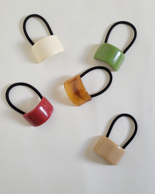 elástico de cabelo branco