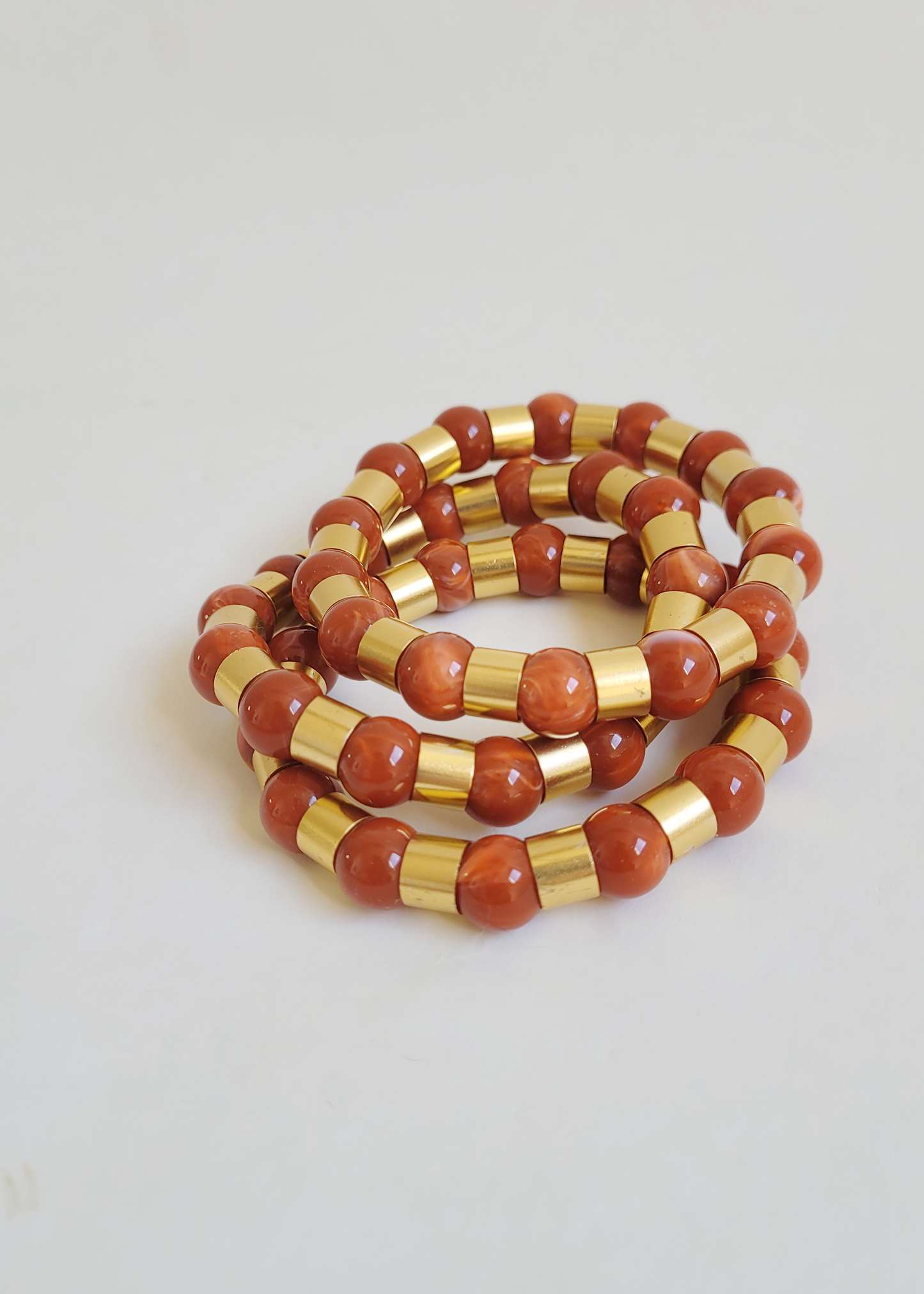 pulseiras coral com dourado
