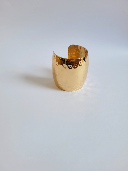 bracelete bold martelado dourado