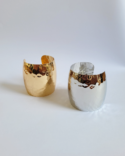 bracelete bold martelado dourado