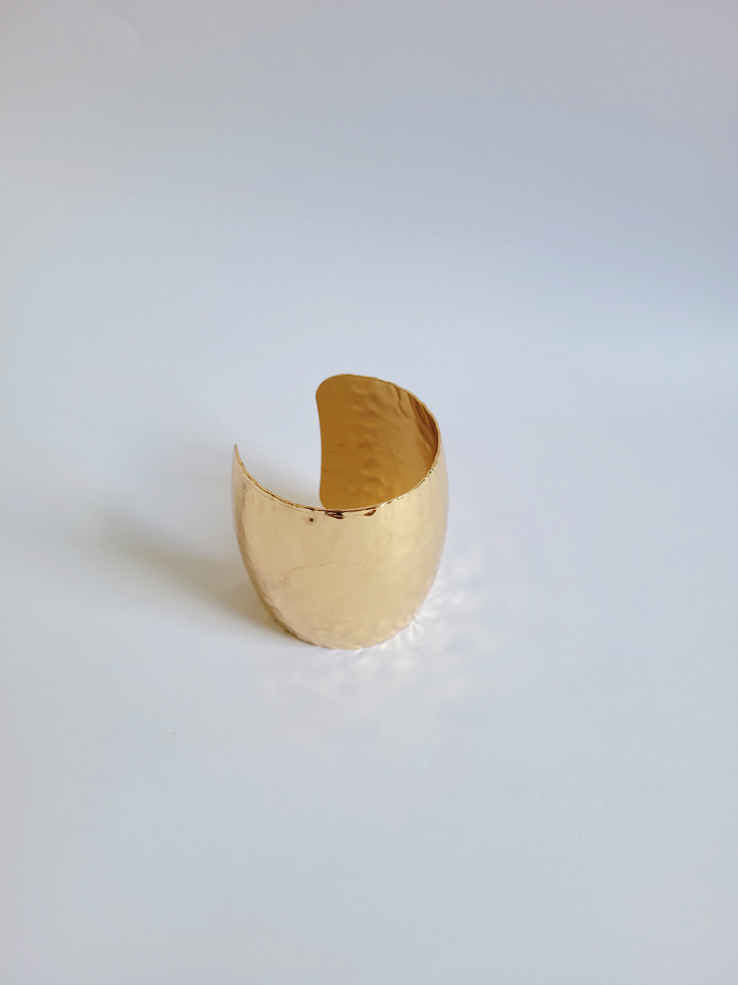 bracelete bold martelado dourado