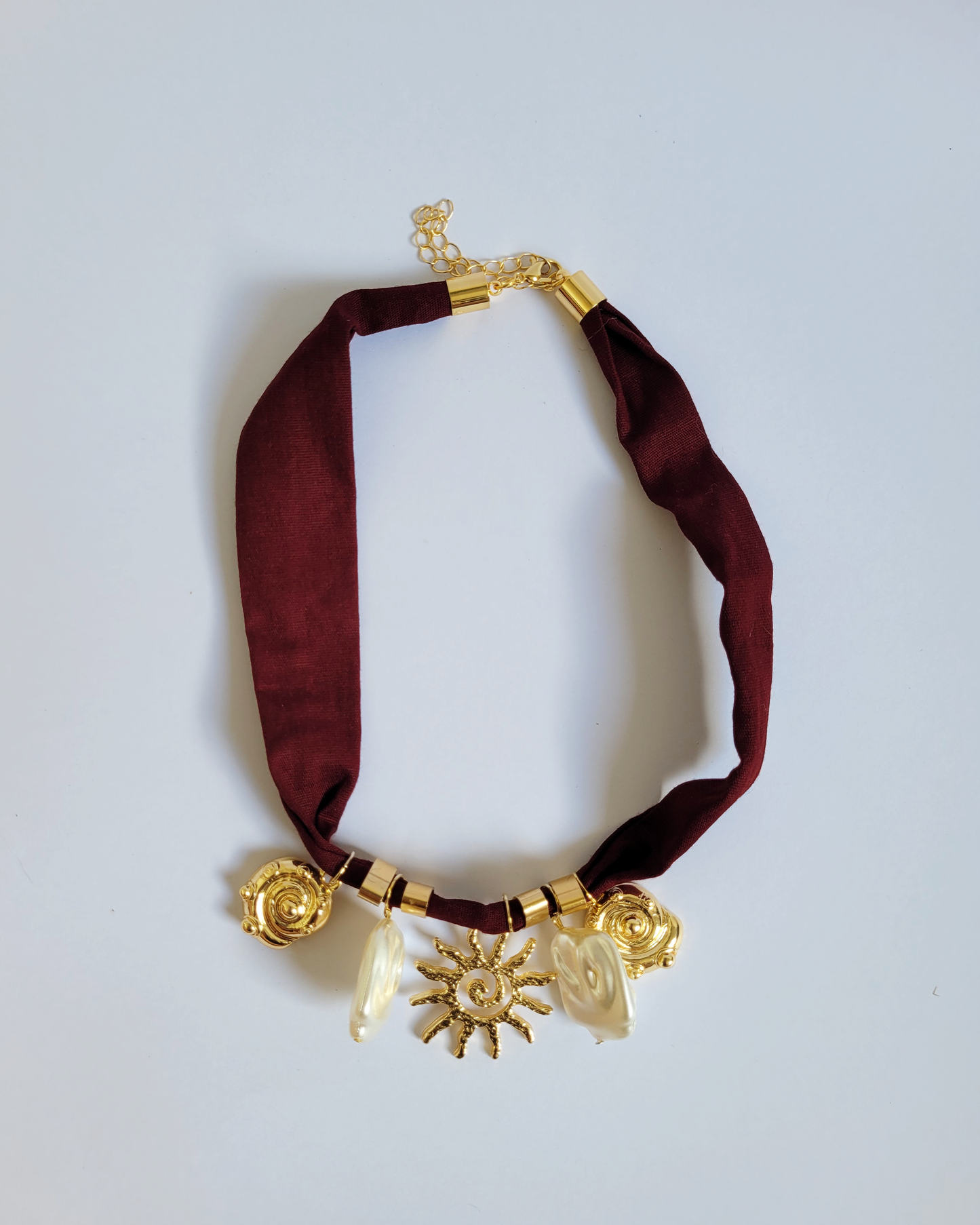 colar penduricalhos marsala