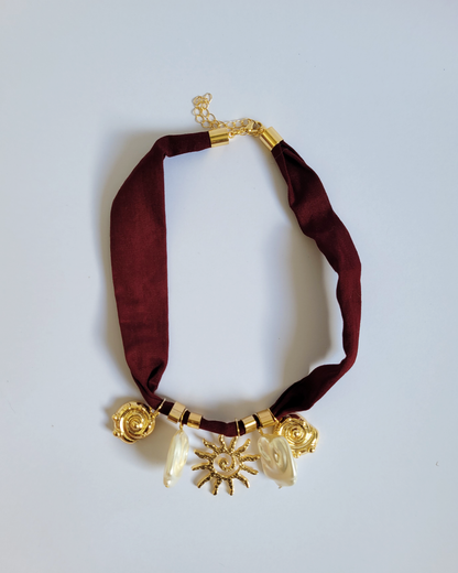 colar penduricalhos marsala