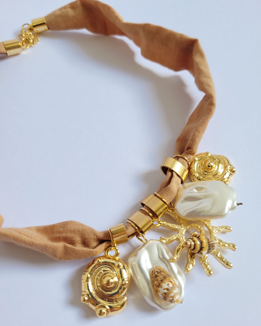 colar penduricalhos areia