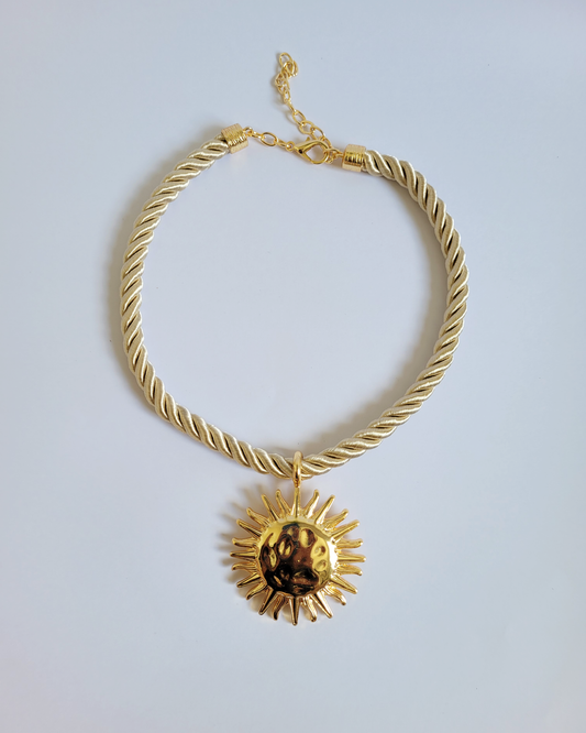 colar sol dourado