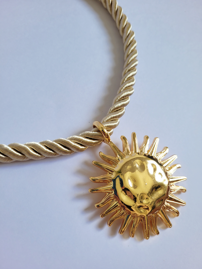 colar sol dourado