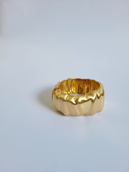 bracelete texturizado escovado dourado