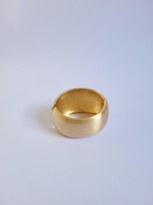 bracelete abaulado escovado dourado