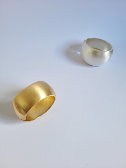 bracelete abaulado escovado dourado