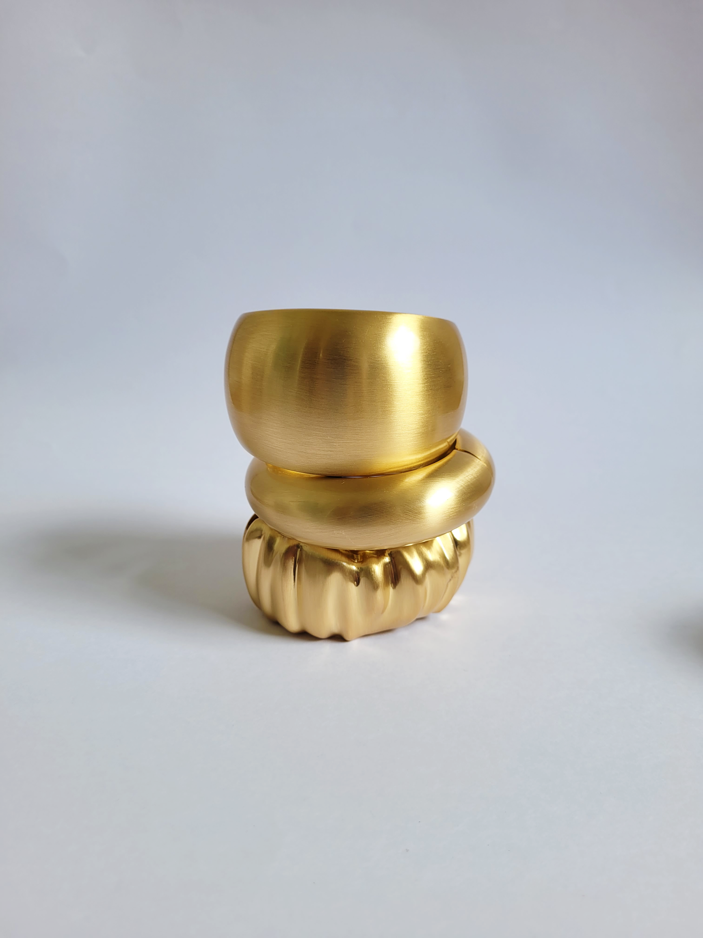bracelete abaulado escovado dourado