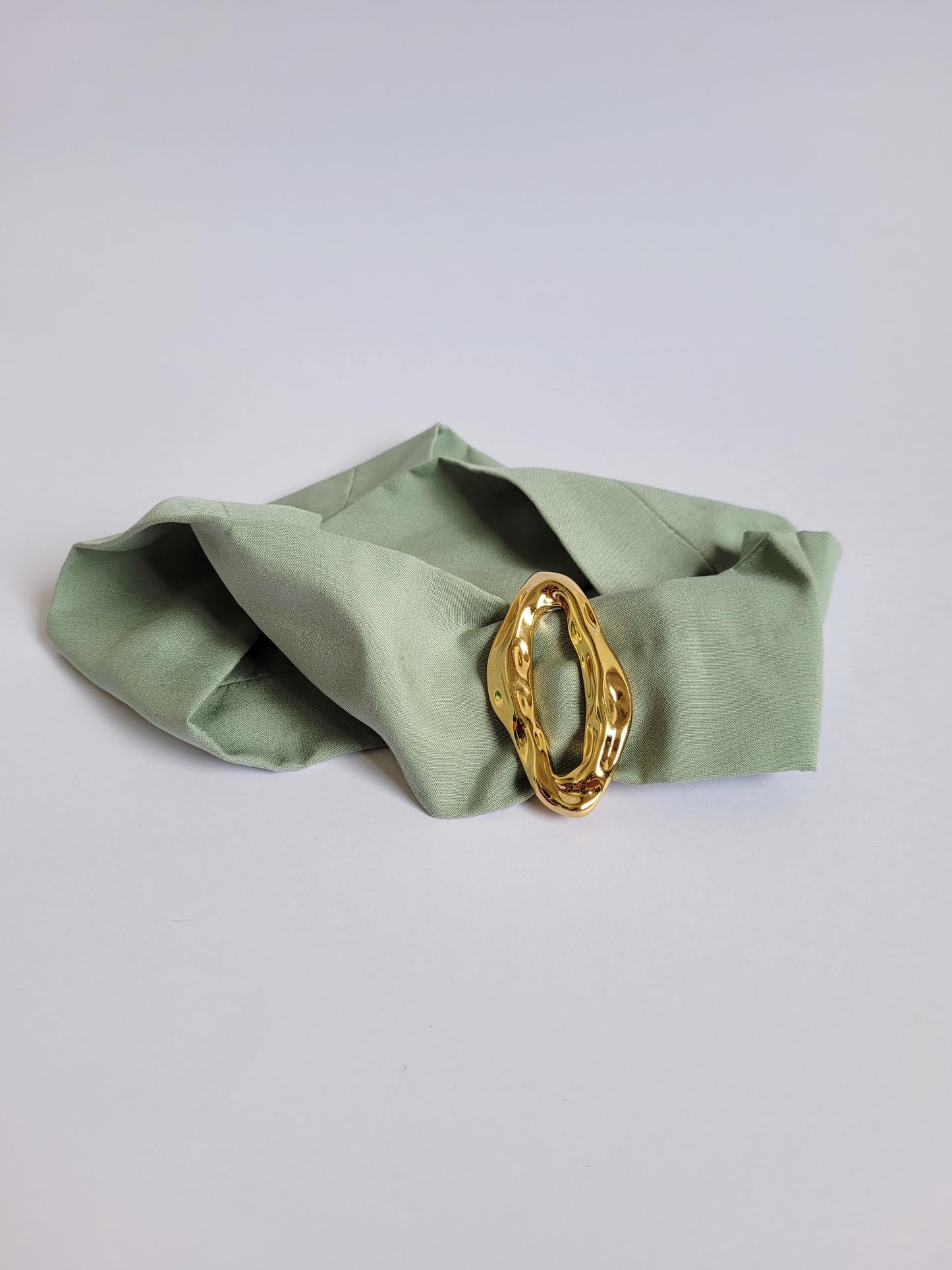 colar lenço orgânico verdinho com dourado