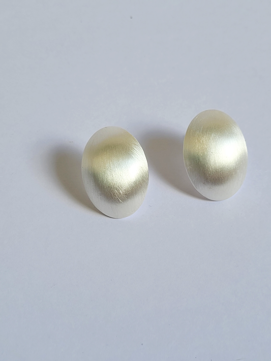 brinco oval escovado prata