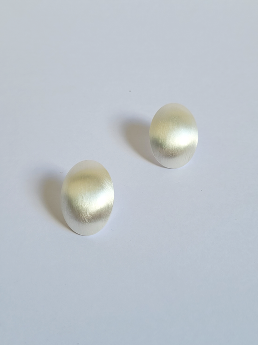 brinco oval escovado prata