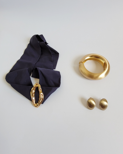 brinco oval escovado dourado