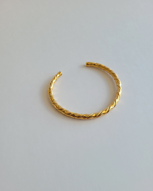 pulseira torcida dourada