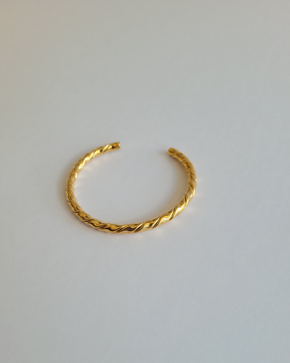 pulseira torcida dourada