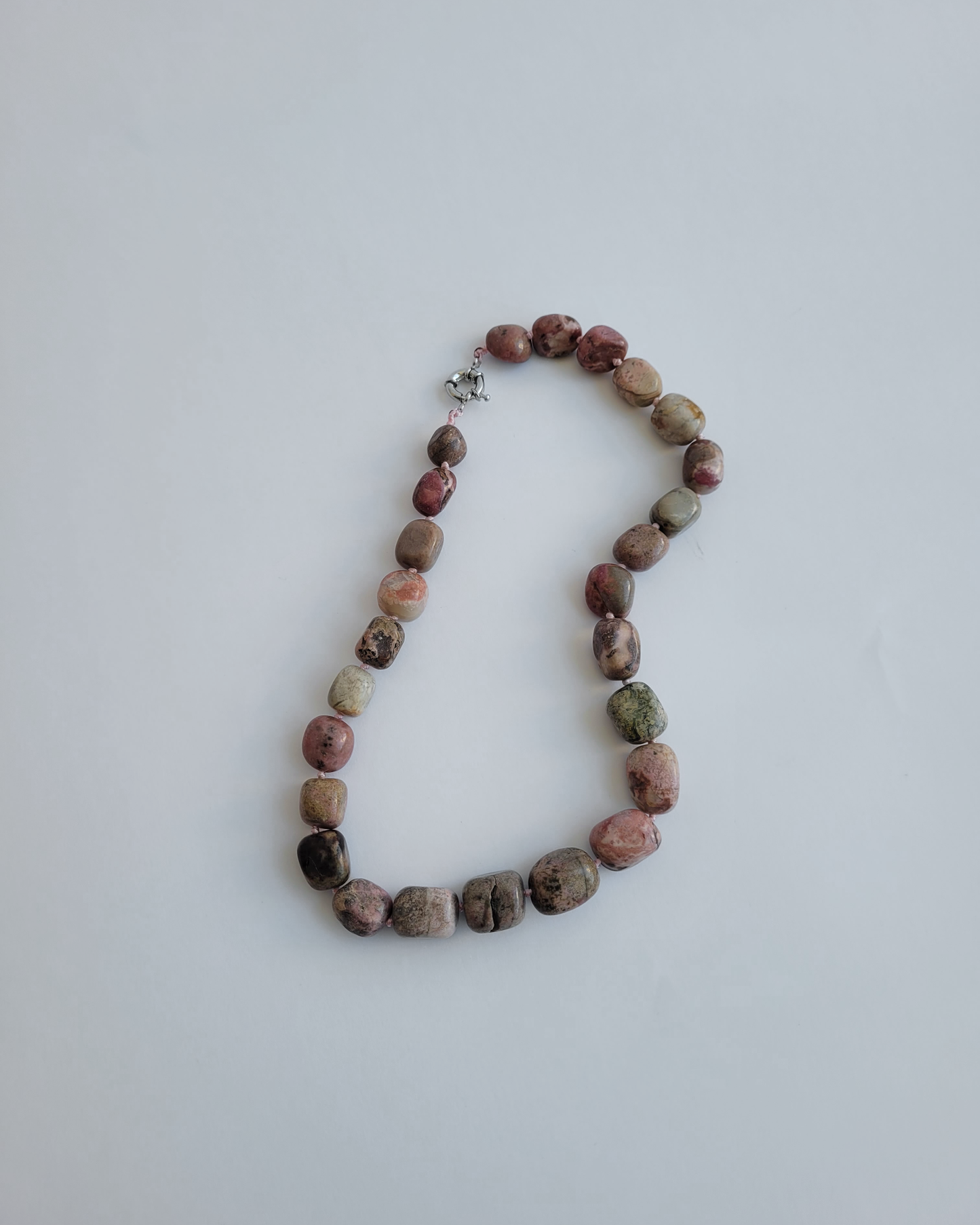 colar pedras rodonita bold
