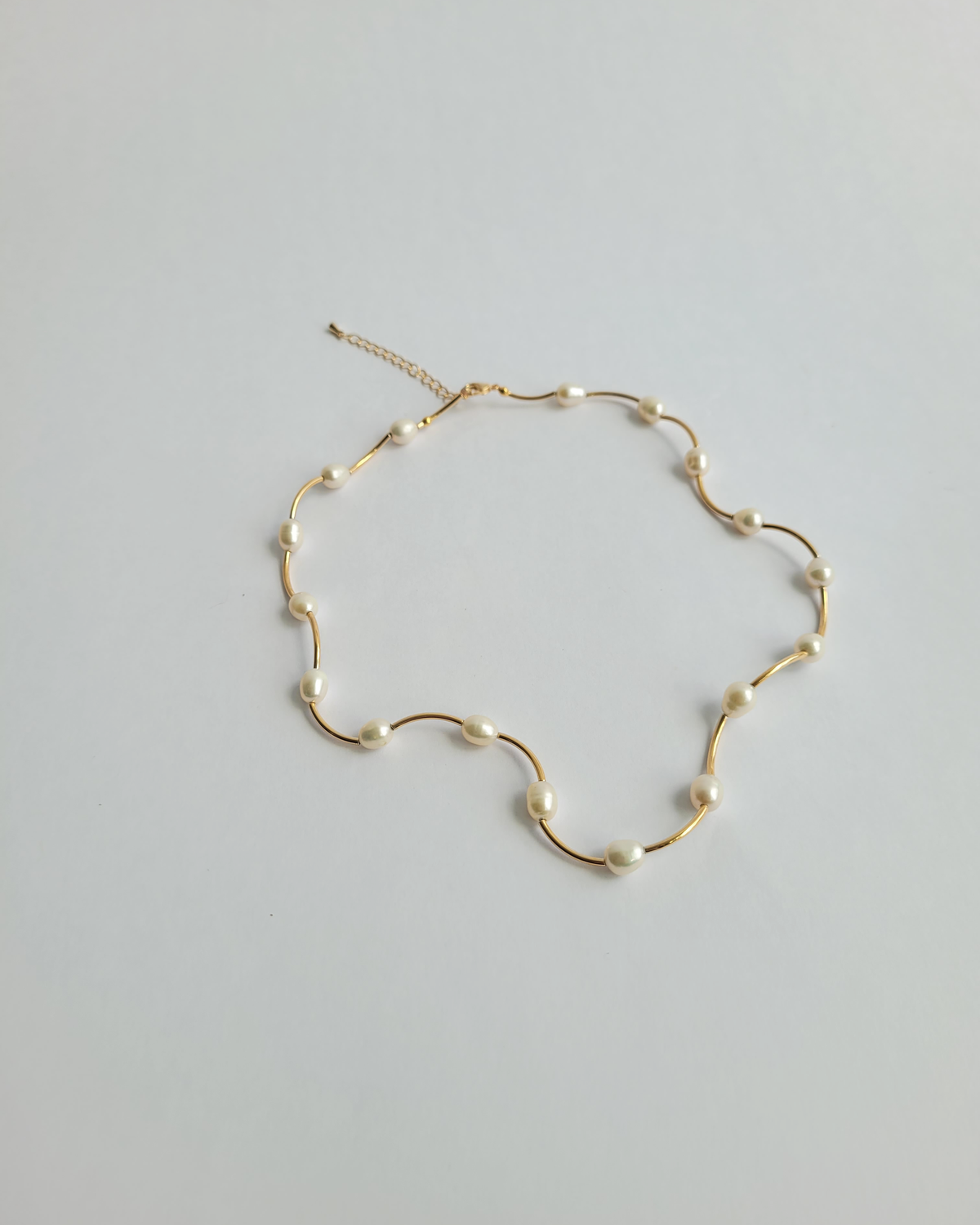 colar pérolas ondas dourado