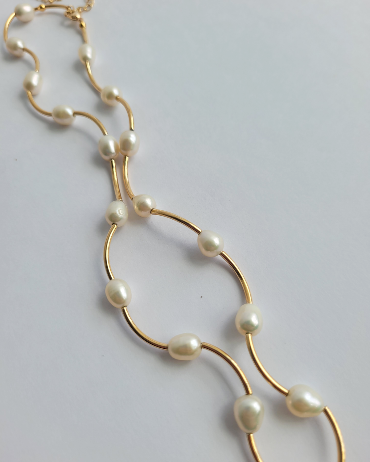 colar pérolas ondas dourado