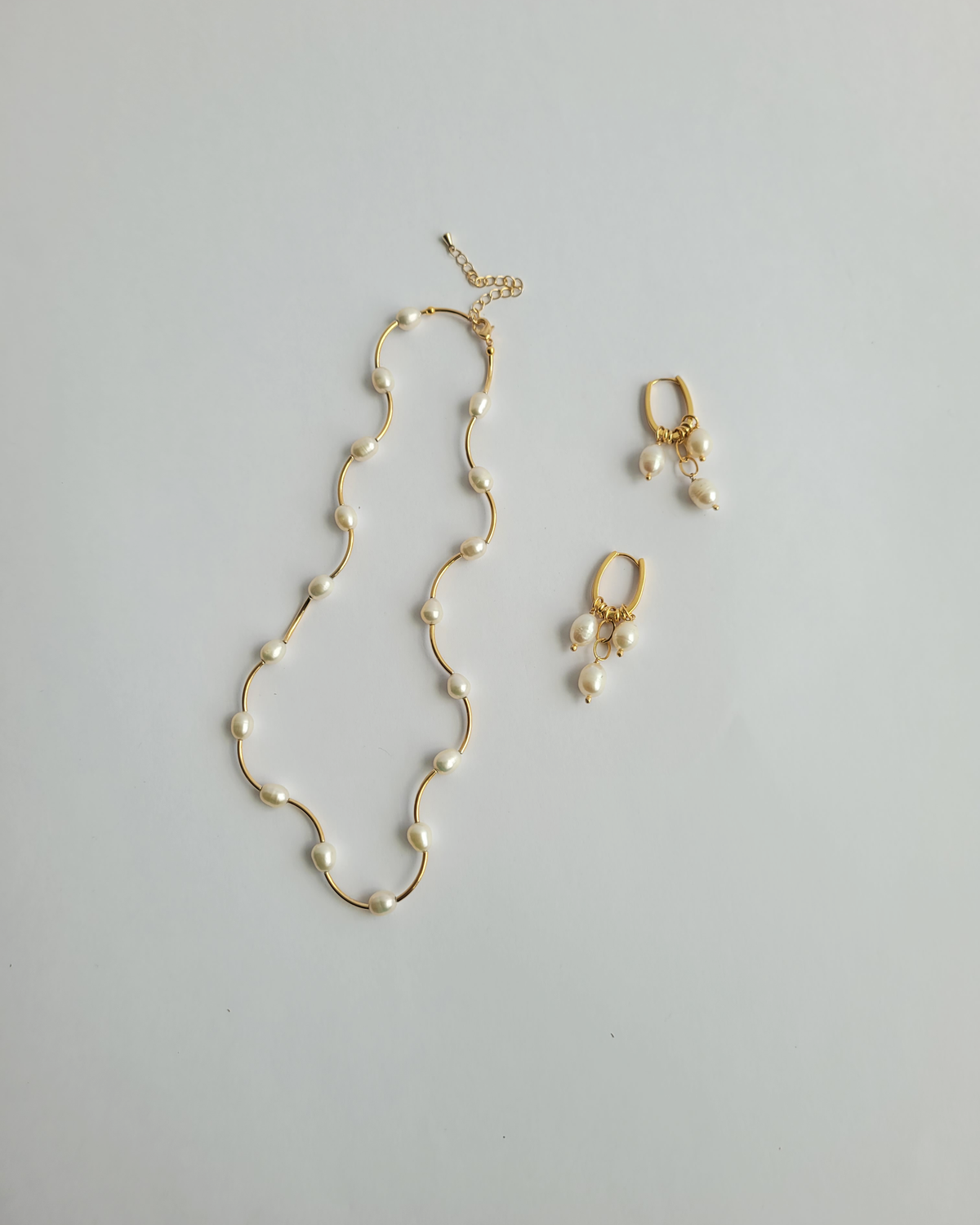 colar pérolas ondas dourado