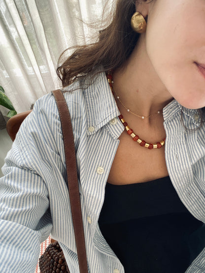 colar coral com dourado