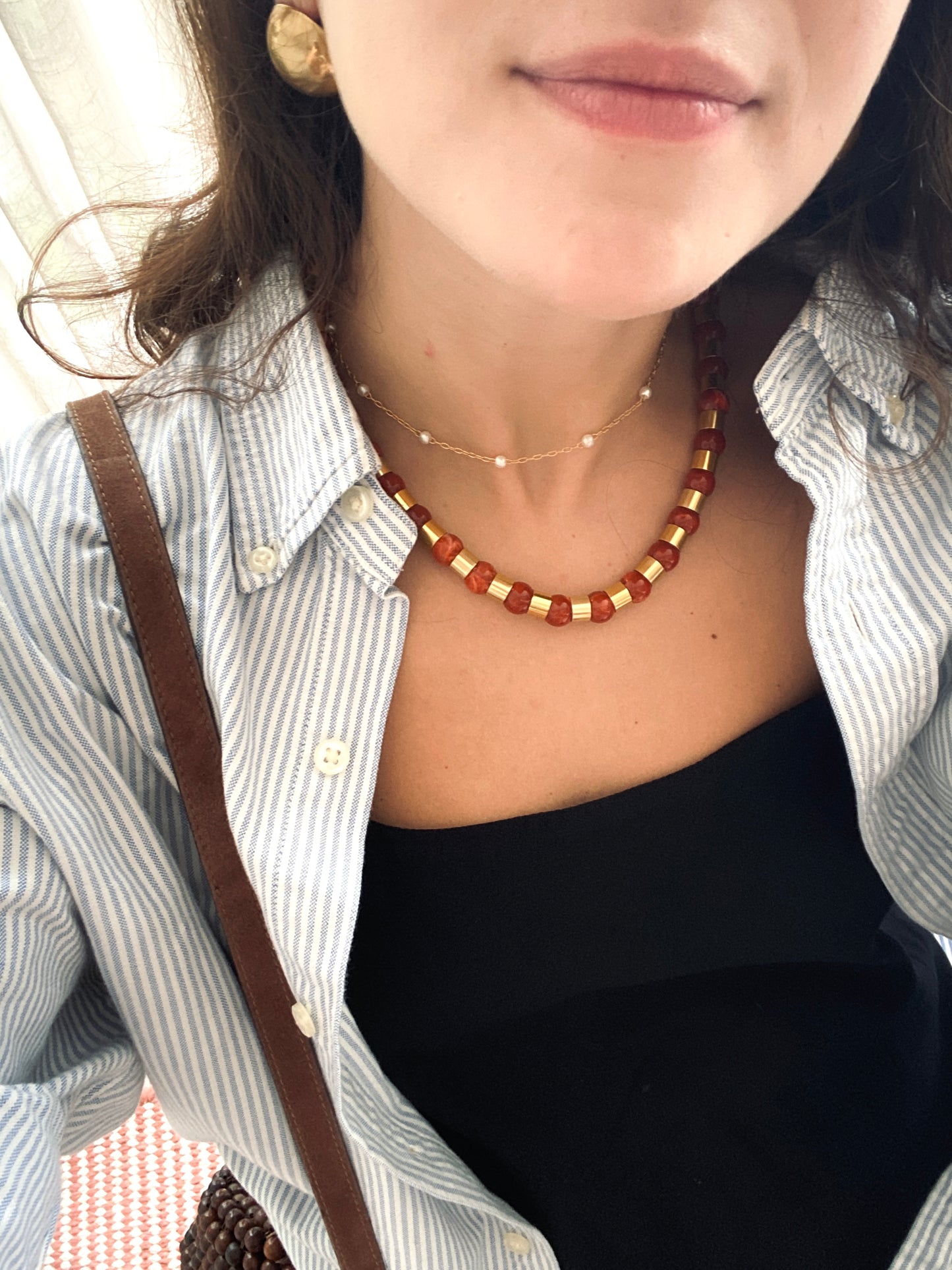 colar coral com dourado