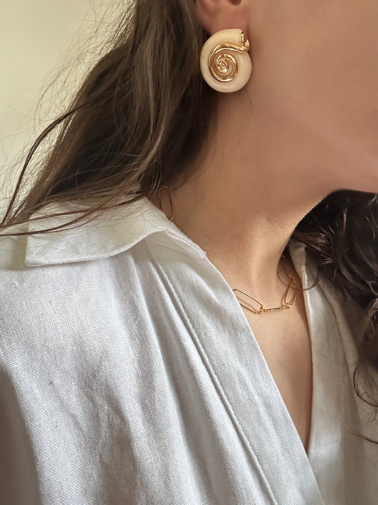 brinco caracol off white