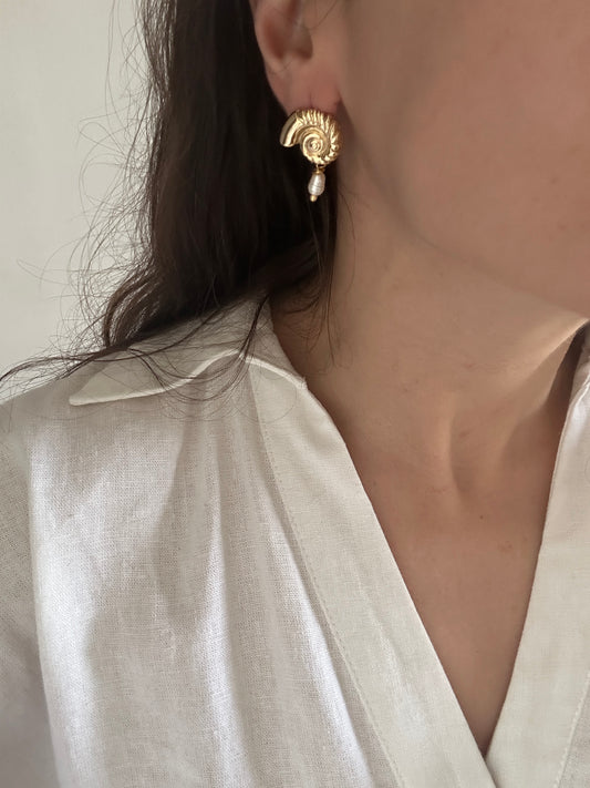 brinco mini caracol perola