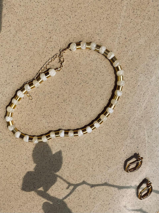 colar madrepérola com dourado