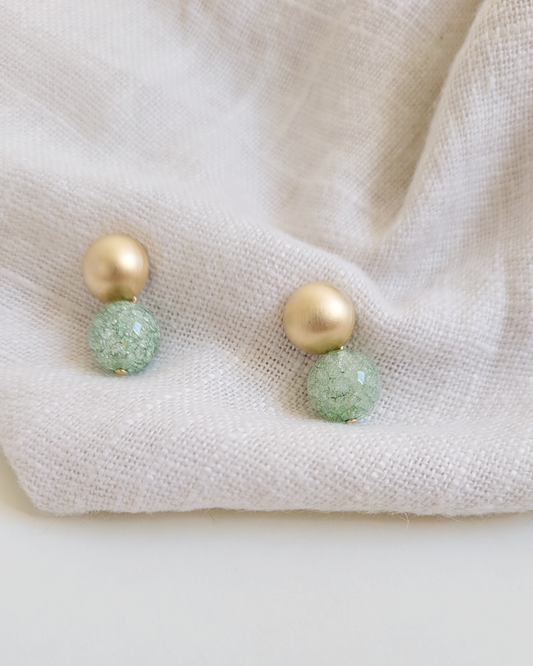 brinco bolinha verde clara