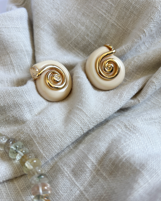 brinco caracol off white