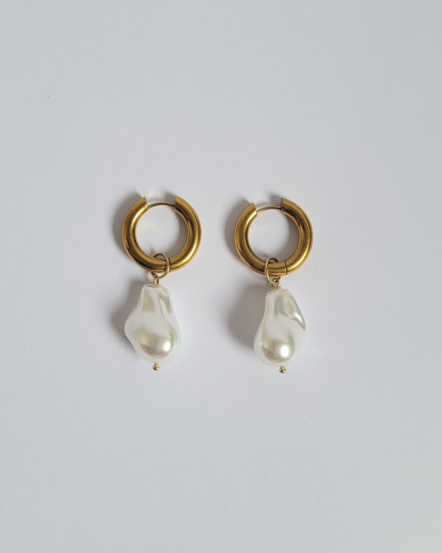 argola pérola barroca dourada