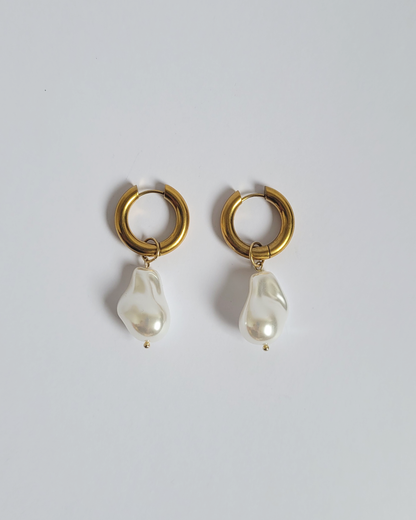 argola pérola barroca dourada