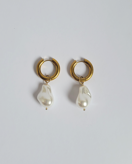 argola pérola barroca dourada