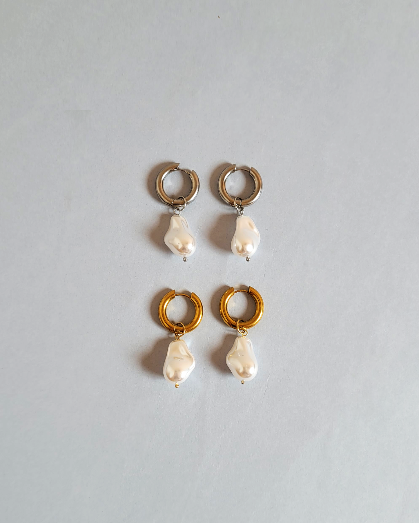 argola pérola barroca dourada