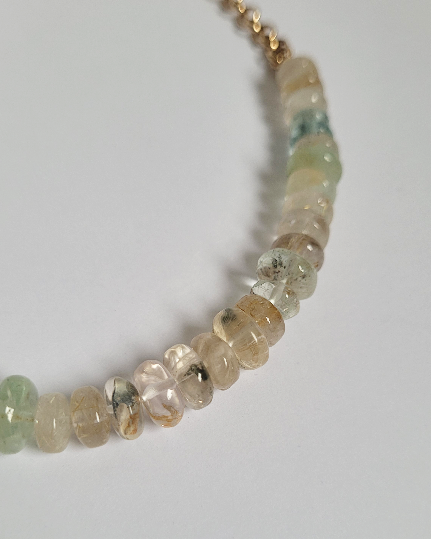 colar pedras transparente