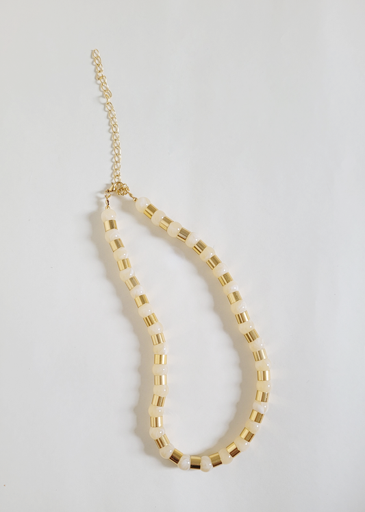 colar madrepérola com dourado