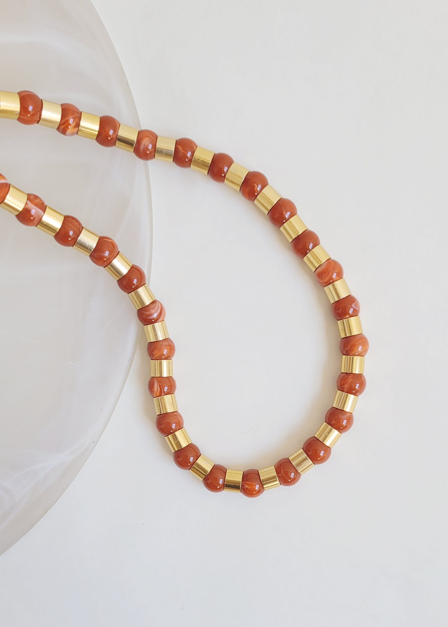 colar coral com dourado