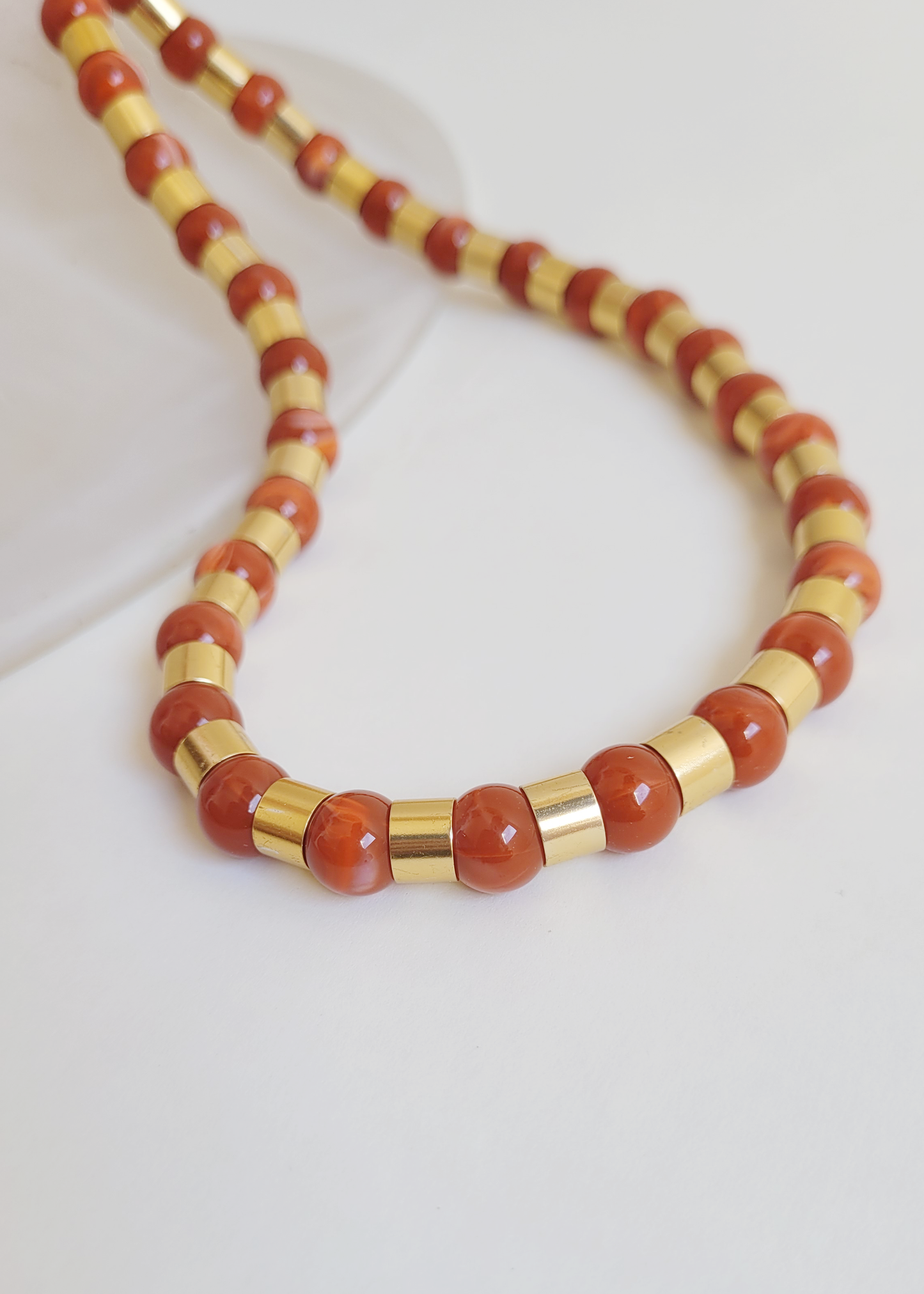 colar coral com dourado