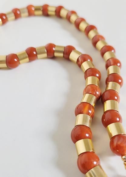 colar coral com dourado