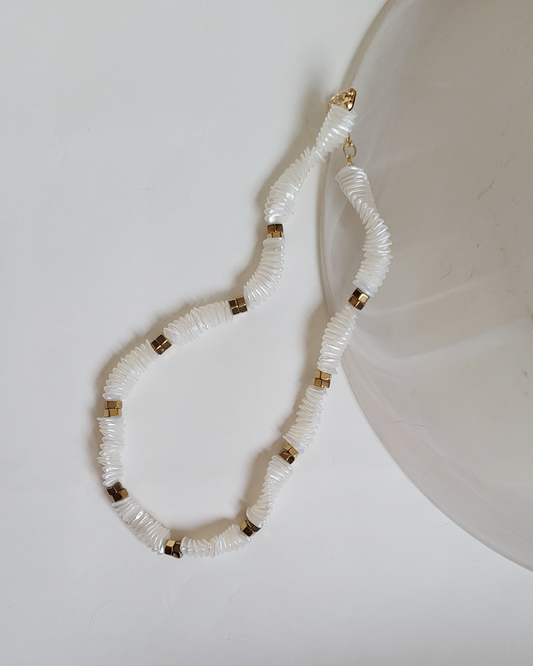 colar pérola achatada com dourado