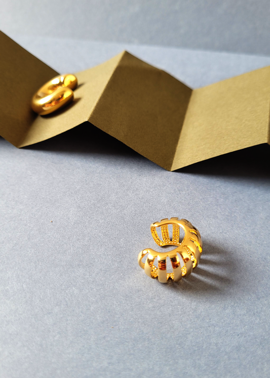 earcuff dourada vazada