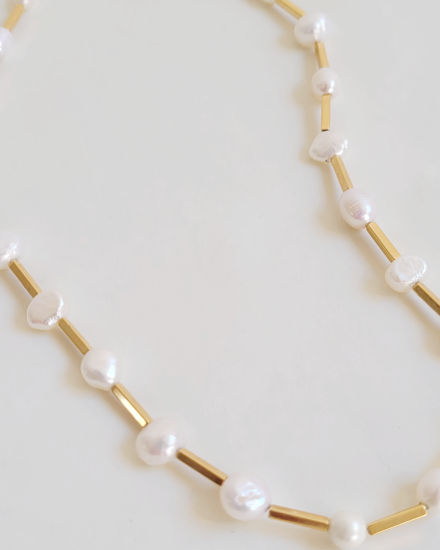 colar pérolas barrocas dourado